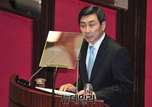 ▲ 더불어민주당 이종걸 원내대표는 연설문의 두 군데를 바꿔 읽으며 북한에 대한 비판의 수위를 낮췄다. ⓒ뉴데일리 이종현 기자