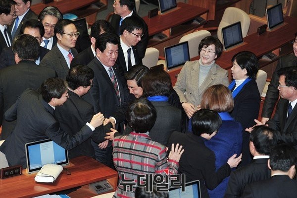 ▲ 더불어민주당 이종걸 원내대표가 연설을 마치고 내려오자 야당 소속 의원들은 몰려나와 그에게 찬사를 보냈다. ⓒ뉴데일리 이종현 기자