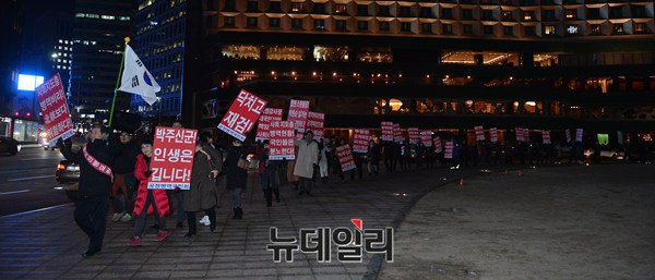 ▲ 대한문 앞에서의 집회 후 시민 200여명은 서울시청 주변을 행진하며 박주신씨 재검을 촉구했다.  ⓒ뉴데일리 정상윤 기자