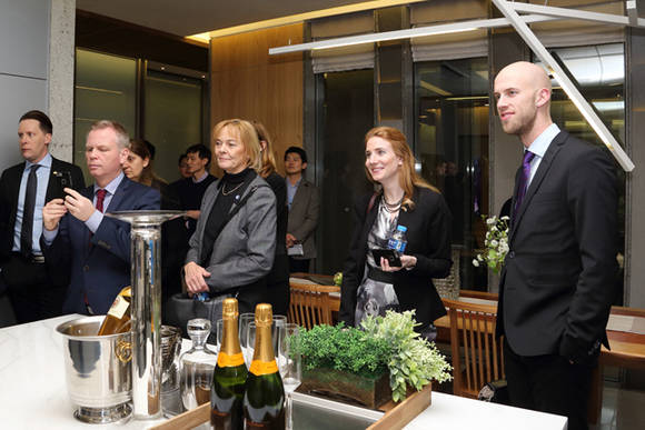 ▲ 스웨덴 국회 민정위원회 위원 등 12명이 삼성물산 래미안 갤러리를 방문해 스타일관을 둘러 보고 있다.ⓒ삼성물산