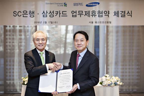 ▲ 박종복(왼쪽) SC은행장과 원기찬 삼성카드 대표이사 사장이 17일 서울 소공동 웨스틴조선호텔에서 업무제휴협약과 관련 체결식을 갖았다.ⓒSC은행