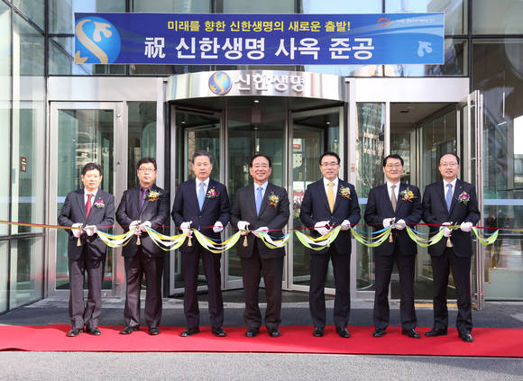 ▲ 17일 신한생명은 서울 중구 장교동에 위치한 신사옥(신한L타워)으로 본사를 이전하고 입주 기념식을 가졌다. 참석자들이 테이프 커팅식을 진행하고 있는 모습 (사진 왼쪽부터 강대석 신한금융투자 사장, 유정식 신한생명 노조위원장, 이성락 신한생명 사장, 한동우 신한금융지주 회장, 조용병 신한은행장, 위성호 신한카드 사장, 민정기 신한BNP파리바자산운용 사장)ⓒ신한생명