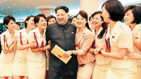 ▲ 지난 10월 노동당 창건 70주년 기념 공연 후 모란봉악단 단원들이 김정은 노동당 제1비서를 둘러싸고 웃고 있는 모습. ⓒ조선닷컴