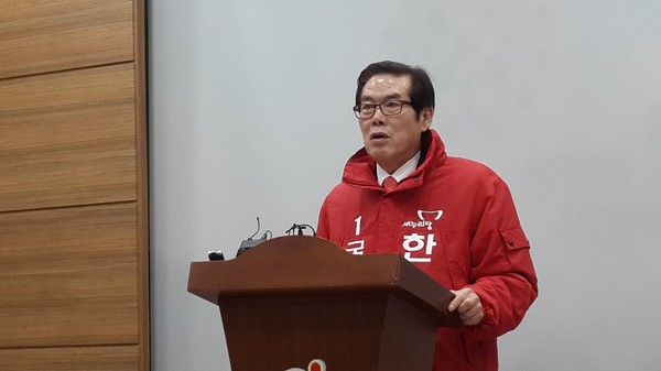 ▲ 새누리당 한대수 예비후보가 18일 도청 브리핑룸에서 정정당당한 당내 경선을 제안하고 있다. ⓒ김종혁 기자