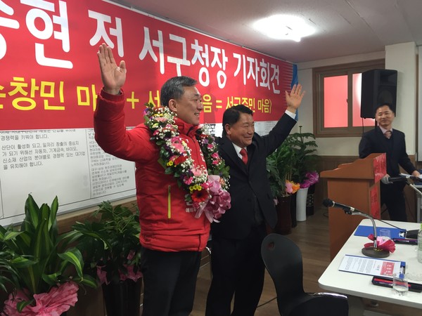 ▲ 서중현 전 서구청장(오른쪽)이 17일 손창민 예비후보 사무실에서 손 후보(왼쪽) 지지를 선언하고 있다.ⓒ손창민 후보 제공