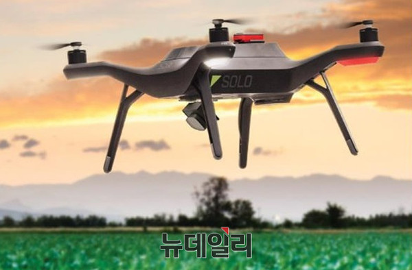 ▲ 농업생장 멀티 스펙트럼 카메라와 콘트롤러를 장착한 3DR SOLO 드론 ⓒParrot 제공
