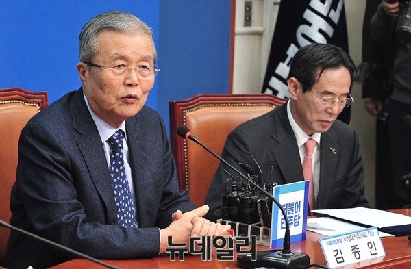 ▲ 더불어민주당 김종인 비상대책위원회 대표(왼쪽)가 지난 17일 오후 '청년과 더불어 경제 아카데미' 강연에서 故 김대중, 노무현 두 전직 대통령의 경제정책이 친 재벌적이라고 비판했다. ⓒ뉴데일리 이종현 기자