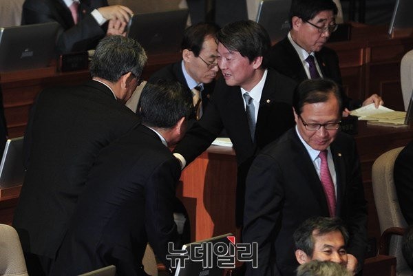 ▲ 국민의당 안철수 대표가 18일 국회에서 비교섭단체 대표발언을 마치고 연단에서 내려온 직후, 같은 당 김승남·문병호·황주홍·김동철·김관영·임내현 의원 등과 인사를 나누고 있다. ⓒ뉴데일리 이종현 기자