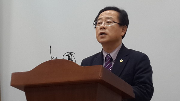 ▲ 임회무 충북도의회 의원이 18일 도청 브리핑룸에서 괴산군과 남부3군의 선거구획정 통합에 반대하는 기자회견을 하고있다.ⓒ김종혁 기자