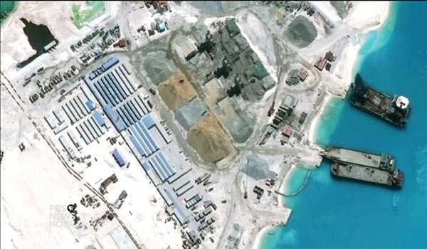 ▲ 상업용 위성이 찍은, 남중국해 인공섬의 모습. 中공산당은 "우리 영토에 미사일을 배치하는 것은 군사적이 아니라 방어적"이라는 억지를 부리고 있다. ⓒ美공영방송 PBS 캡쳐
