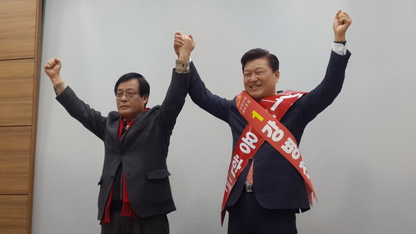 ▲ 새누리당 청주 흥덕을 강병천 예비후보가 사퇴와 함께 신용한 예비후보 지지를 선언하고 있다.ⓒ김종혁 기자