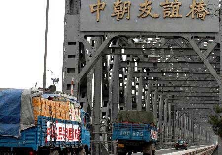 ▲ '중조우위교' 간판이 붙어있는 압록강 다리를 건너 북한으로 들어가는 중국 화물 트럭들.