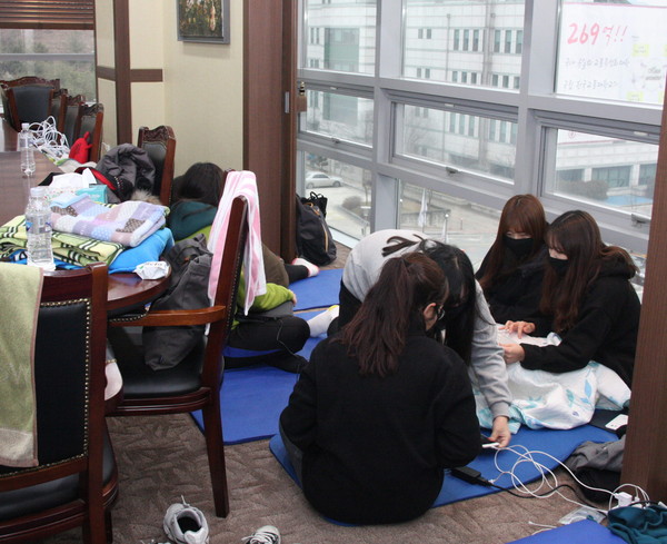 ▲ 한국교통대 증평캠퍼스 일부 학생들이 대학본부 총장실을 점거농성 중인 모습ⓒ목성균 기자