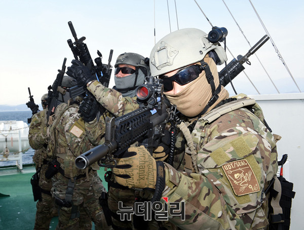 ▲ 해군 특수전전단(UDT/SEAL) 대테러팀이 테러범들에게 장악된 해경 제민12호(피랍 상선 모사) 선교(조타실)쪽으로 경계태세를 유지하며 이동하고 있다.ⓒ해군