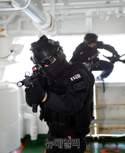 ▲ 동해해양경비안전본부 해경특공대가 선박등반을 통해 고속단정에서 해경 제민12호(피랍 상선 모사)로 침투하고 있다.ⓒ해군