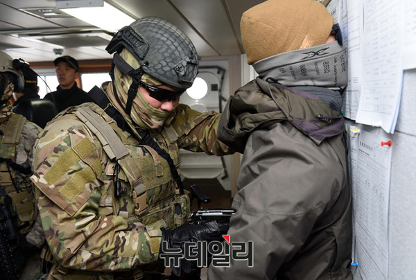 ▲ 해군 특수전전단(UDT/SEAL) 대테러팀이 해경 제민12호(피랍 상선 모사) 선교(조타실)에서 테러범을 제압하고 있다.ⓒ해군