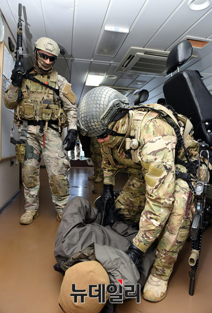 ▲ 해군 특수전전단(UDT/SEAL) 대테러팀이 해경 제민12호(피랍 상선 모사) 선교(조타실)에서 테러범을 제압하고 있다.ⓒ해군