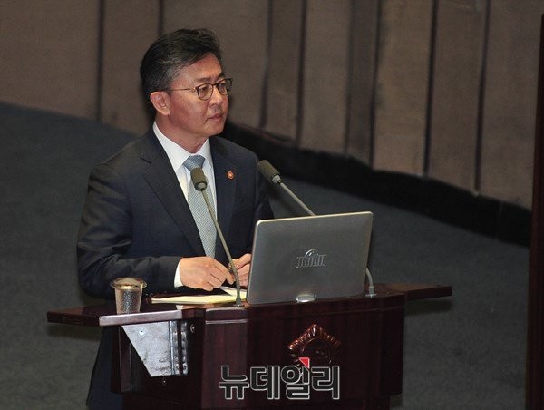 ▲ 18일 국회에서 열린 대정부질문에 참석한 홍용표 통일부장관. 그는 개성공단이 벌어들이는 수익의 상당수가 북한의 핵과 미사일 개발에 사용됐다고 말했다. ⓒ뉴데일리 이종현 기자