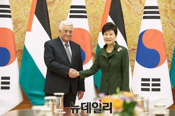 ▲ 박근혜 대통령은 18일 청와대에서 마무드 압바스(Mahmoud Abbas) 팔레스타인 자치정부 수반을 접견하고 있다. ⓒ뉴데일리