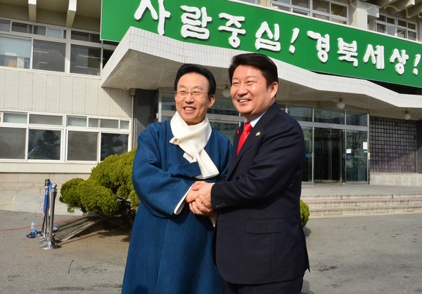 ▲ 권영진 대구시장(오른쪽)과 김관용 경북도지사가 산격 도청 앞에서 손을 맞잡고 도청이전에 따른 결속을 다지며 손을 맞잡고 있다.ⓒ경북도 제공