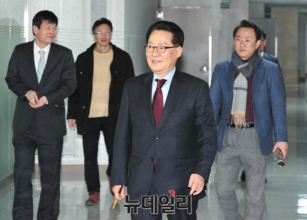 ▲ 무소속 박지원 의원이 18일 '저축은행 금품수수' 혐의에서 사실상 무죄 판결을 받으면서 정치 운신의 폭이 넓어졌다. ⓒ뉴데일리 이종현 기자