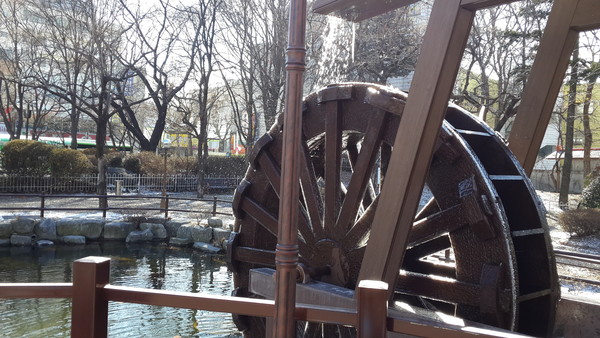 ▲ 雨水를 맞아 포근한 청주시청 물레방아.ⓒ김종혁 기자