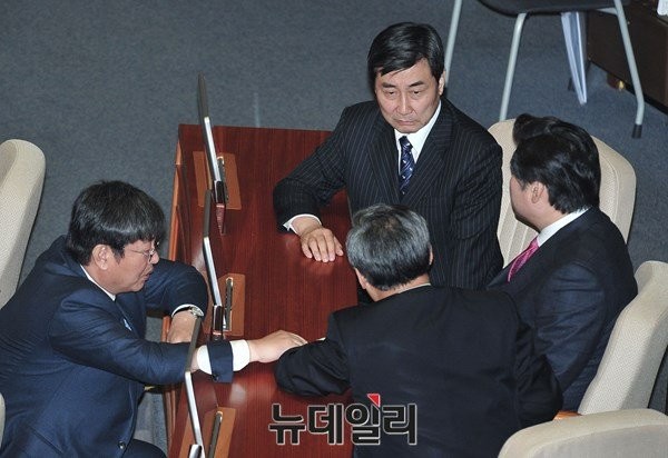 ▲ 더불어민주당 이종걸 원내대표가 19일 비상대책위원회-중앙선거대책위원회 연석회의에서 "선거구 획정의 틀을 처음부터 다시 짜는 방안도 검토하겠다"고 엄포를 놔 주목된다. 사진은 19일 대정부질문 시간에 원유철 원내대표 등과 이야기를 나누는 사진. ⓒ뉴데일리 이종현 기자