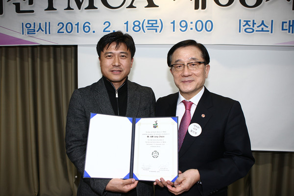 ▲ 김종천 의원, ‘제19차 아시아 태평양 YMCA대회’ 감사장 수여ⓒ대전시의회