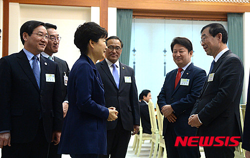 ▲ 박근혜 대통령이 19일 오후 청와대 충무실에서 열린 전국 시·도지사와의 만남에서 누리과정 예산 편성을 반대한 박원순 서울시장과 대화하고 있다. ⓒ뉴시스