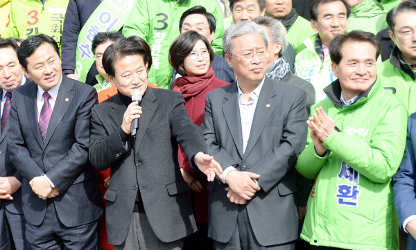 ▲ 정동영 전 열우당의장이 19일 전북 순창에서 정치 재개와 경선 참여를 선언하는 기자회견을 하고 있다. 사진 왼쪽부터 국민의당 김관영 전북도당위원장, 정동영 전 의장, 유성엽 의원, 장세환 전 의원. ⓒ뉴시스 사진DB