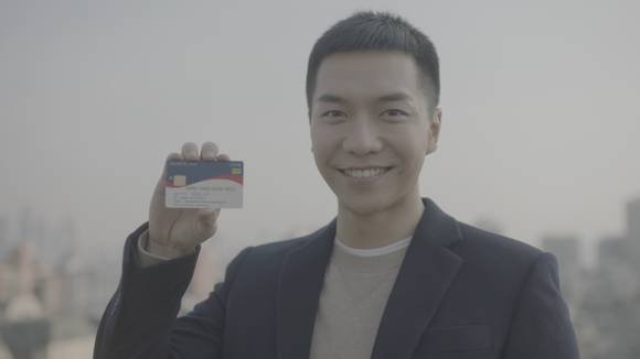 ▲ KB금융지주는 지난 18일 '대한민국 남자의 15360시간' 영상을 공개했다. 이 영상은 국민은행 영업점 내 TV 또는 유투브, 페이스북 등 다양한 매체에서 확인할 수 있다.ⓒ국민은행