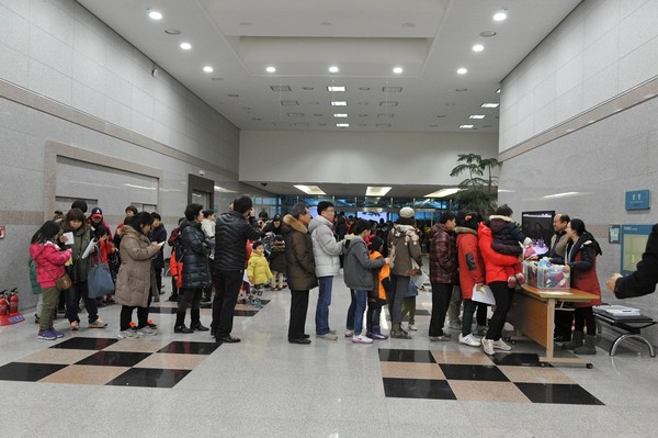 ▲ 청주박물관이 정월대보름을 맞아 행운의 복주머니를 나눠주고 있다.ⓒ청주박물관