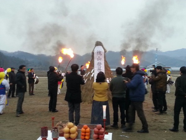 ▲ 충북 괴산군이 19일 정월대보름 맞이 달집태우기를 하고 있다.ⓒ괴산군