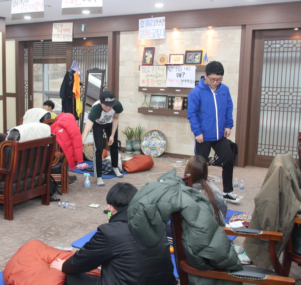 ▲ 증평캠퍼스 학생들이 25일째 총장실을 점거농성 중인 모습ⓒ목성균 기자