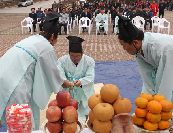 ▲ 류한우 단양군수(가운데)가 풍년농사 기원제에서 잔을 올리고 있다ⓒ단양군