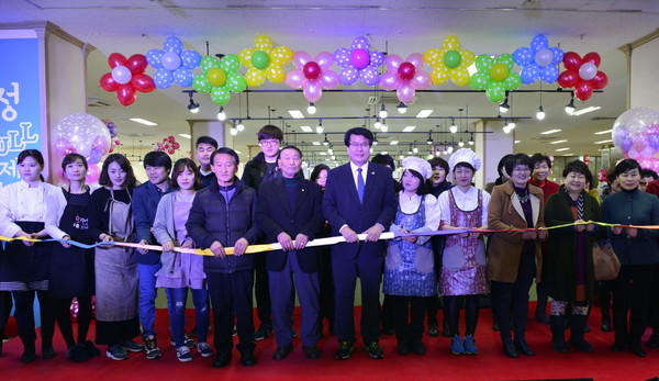 ▲ 제천중앙시장에서 열린 청년상인 ‘청full 제천몰’ 오픈식 모습ⓒ제천시