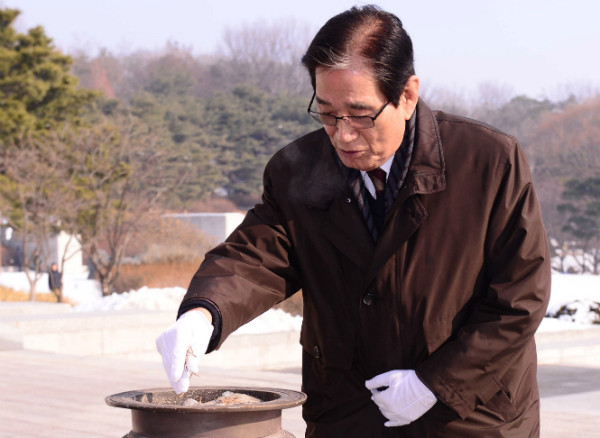 ▲ 20일 타계한 이기택 전 민주당 총재가 생전 4·19공로자회장, 4·19기념사업회장 등의 자격으로 서울 수유동 4·19 민주묘역에서 분향하고 있는 모습. ⓒ뉴시스 사진DB