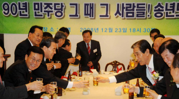 ▲ 20일 타계한 이기택 전 민주당 총재가 생전 1990년 이른바 꼬마민주당 멤버들과 함께 모임을 가지고 있는 모습. 함께 건배를 하고 있는 사람은 원혜영 의원이며, 뒷쪽으로 홍사덕 전 의원의 모습도 보인다. ⓒ뉴시스 사진DB