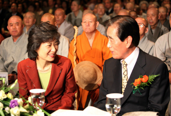 ▲ 20일 타계한 이기택 전 민주당 총재가 생전 박근혜 대통령을 만나 환담하고 있는 모습. ⓒ뉴시스 사진DB