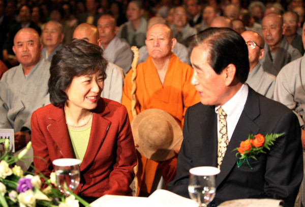 ▲ 20일 타계한 이기택 전 민주당 총재가 생전 박근혜 대통령을 만나 환담하고 있는 모습. ⓒ뉴시스 사진DB