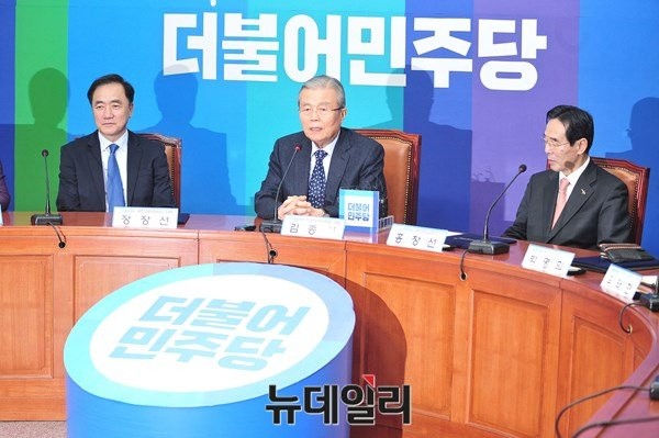 ▲ 더불어민주당 김종인 비대위 대표(가운데)와 홍창선 공천관리위원장(오른쪽). 왼쪽은 정장선 총선기획단장. 이 세 사람은 현재 더불어민주당의 공천권을 틀어쥐고 있는 핵심 인사다. ⓒ뉴데일리 이종현 기자