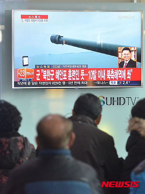 ▲ 북한이 백령도 북측 해안에서 해안포를 발사해 백령도 주민 대피령이 내려진 20일 오전 서울 중구 서울역 대합실에서 시민들이 북한 해안포 발사 관련 속보를 시청하고 있다. ⓒ뉴시스