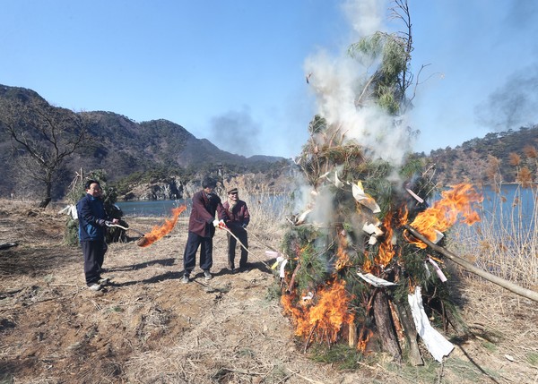 ▲ 임각수 괴산군수가 21일 ‘산막이 겨울민속축제’에 참여해 달집태우기를 하고 있다.ⓒ괴산군