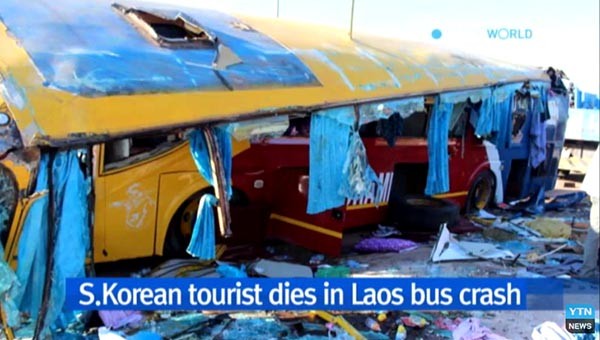 ▲ 21일 오전(현지시간) 라오스에서 한국인 관광객을 태운 승합차가 맞은 편에서 오던 버스와 정면 충돌, 한국인 4명이 숨지고 2명이 부상을 입었다고 한다. 사진은 2015년 12월 라오스에서 일어난 한국인 관광객 버스의 사고 장면. ⓒYTN 월드 당시 관련보도 유튜브 캡쳐