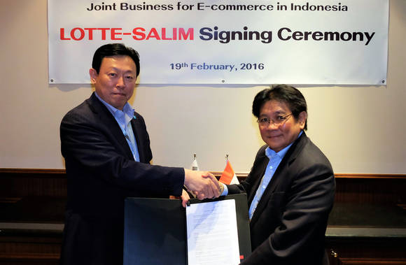 ▲ 롯데그룹 신동빈 회장(왼쪽)이 인도네시아 살림그룹(Salim Group)의 살림 안토니 회장(오른쪽)과 만나 현지 이커머스(e-Commerce) 합작사업에 대한 양해각서를 체결한 뒤 기념촬영을 하고 있다.ⓒ롯데그룹