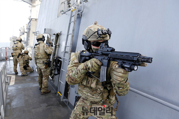 ▲ 해상 대테러훈련중인 UDT/SEAL 대원 ⓒ뉴데일리 아덴만 특별취재단