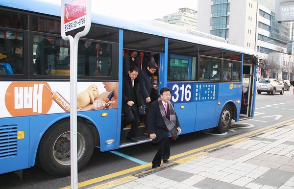 ▲ 권선택대전시장이 버스데이를 맞아 시내버스로 출근,버스에서 내리고있다.ⓒ대전시