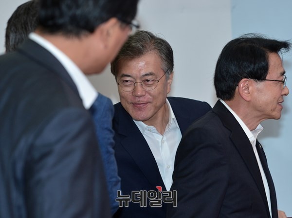 ▲ 홍용표 통일부장관이 지난해 8월25일 새정치민주연합 문재인 대표와 만나 인사를 나누고 있다. 오른쪽은 심재권 의원. ⓒ뉴데일리 이종현 기자