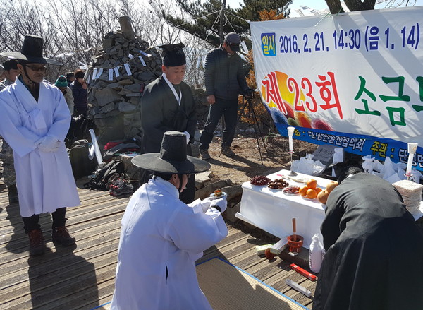 ▲ 단성면발전협의회가 지역 주민들의 안녕을 위한 소금무지제를 올리고 있는 모습ⓒ단양군