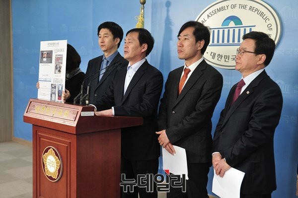 새누리당 하태경 의원(오른쪽 두번째)이 22일 국회 정론관에서 탈북자단체 대표들과 테러방지법 통과를 촉구하는 기자회견을 갖고 있다.ⓒ뉴데일리 이종현 기자